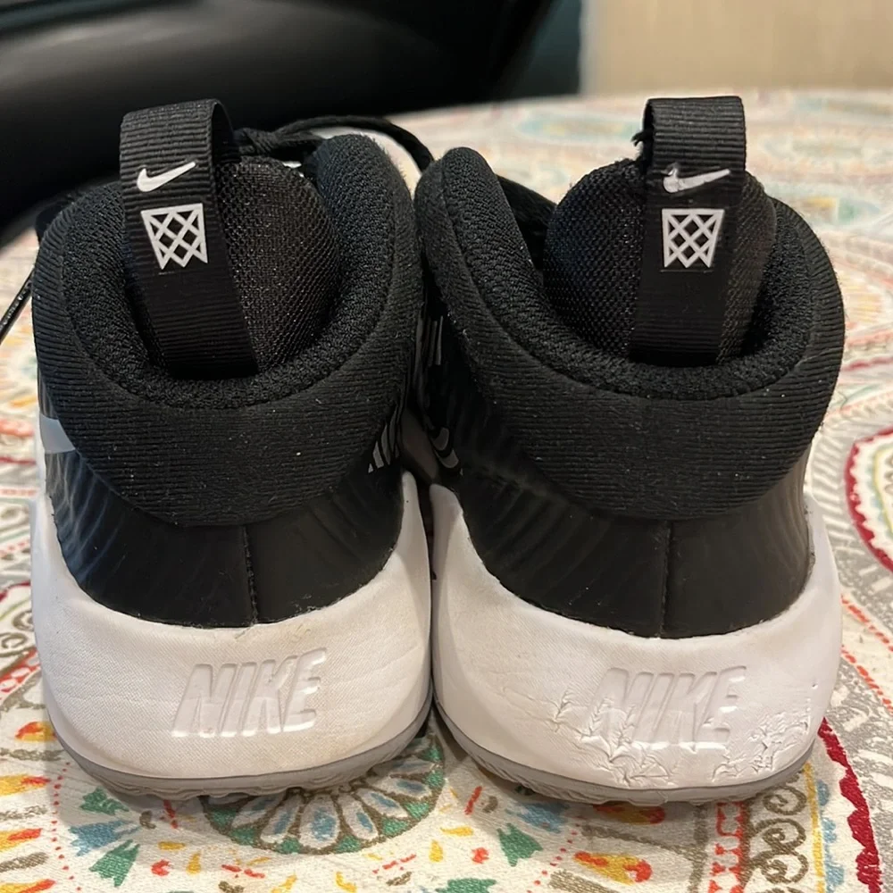 Nike Team Hustle size 6Y leather shoes
